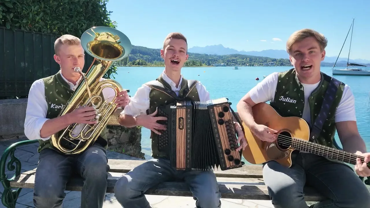 Die drei auf einer Bank am Wörthersee, mit Bariton, Steirischer und Gitarre