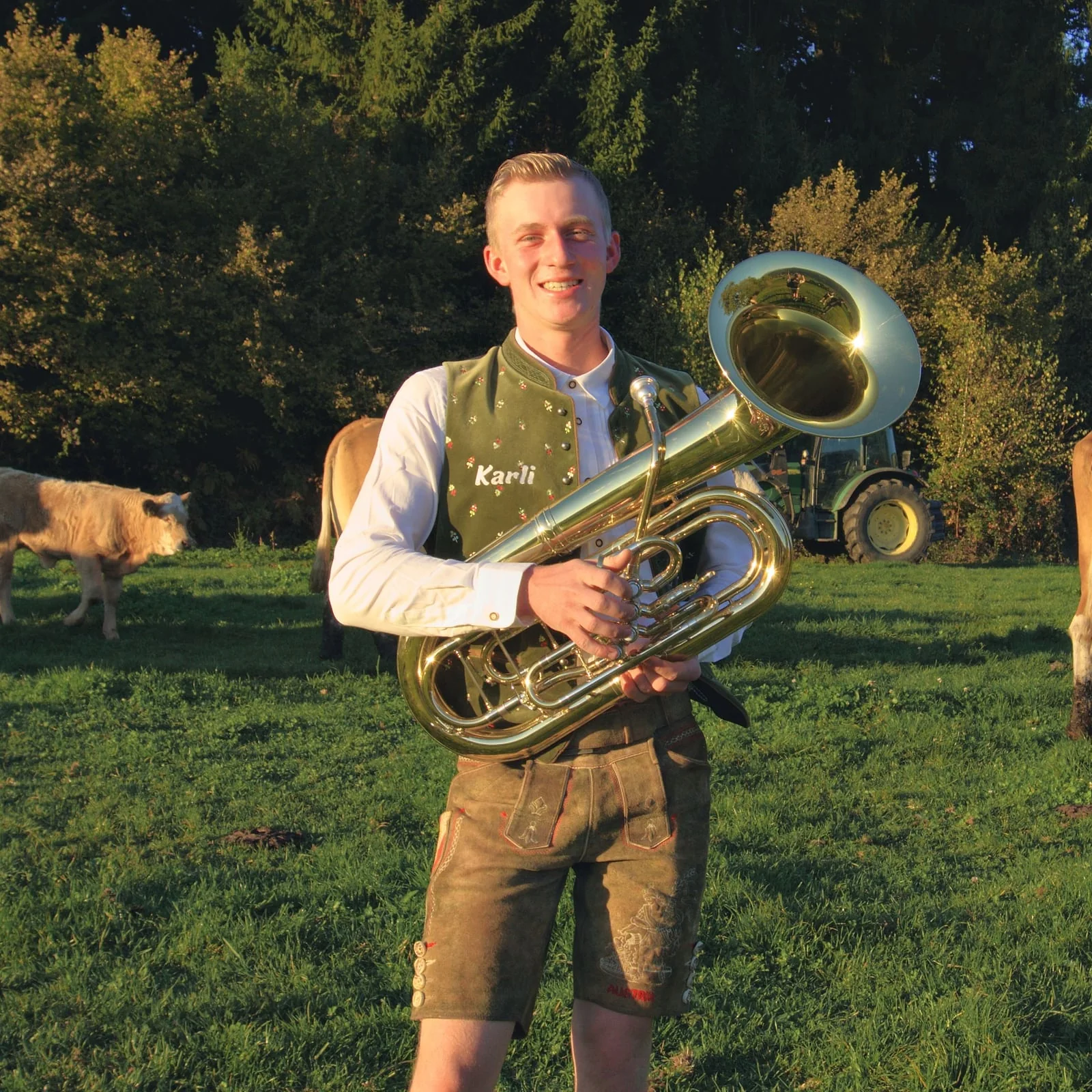 Karli mit dem Bariton auf der Weide
