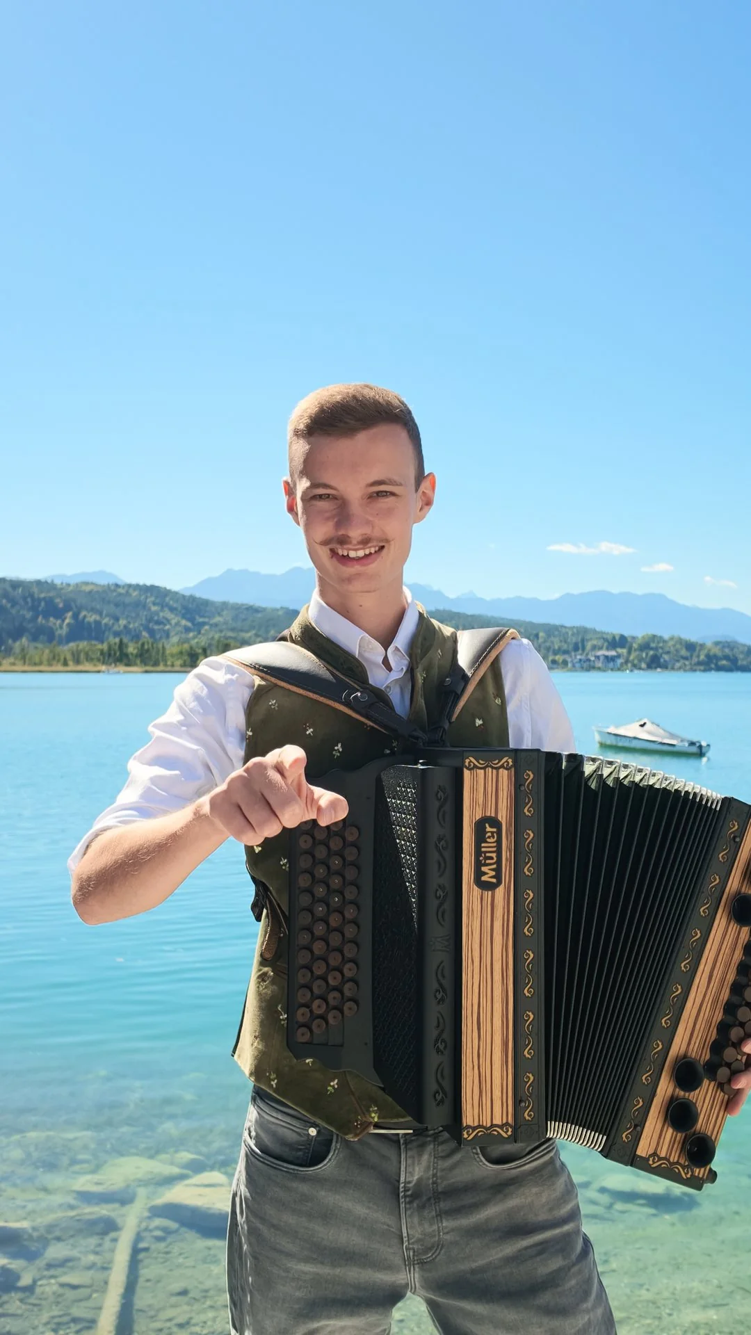 Elias mit der Steirischen am See