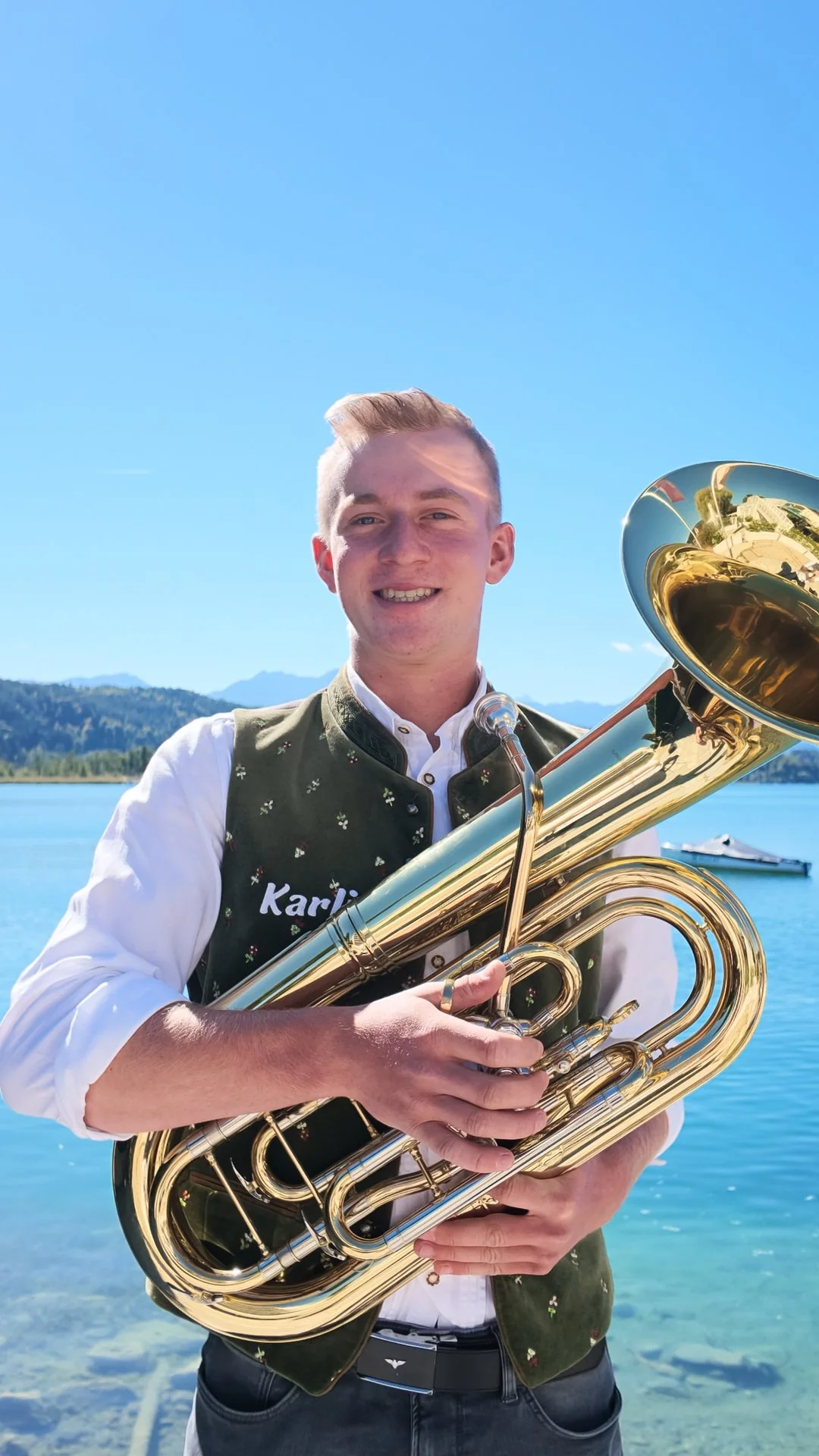 Karli mit dem Bariton am See
