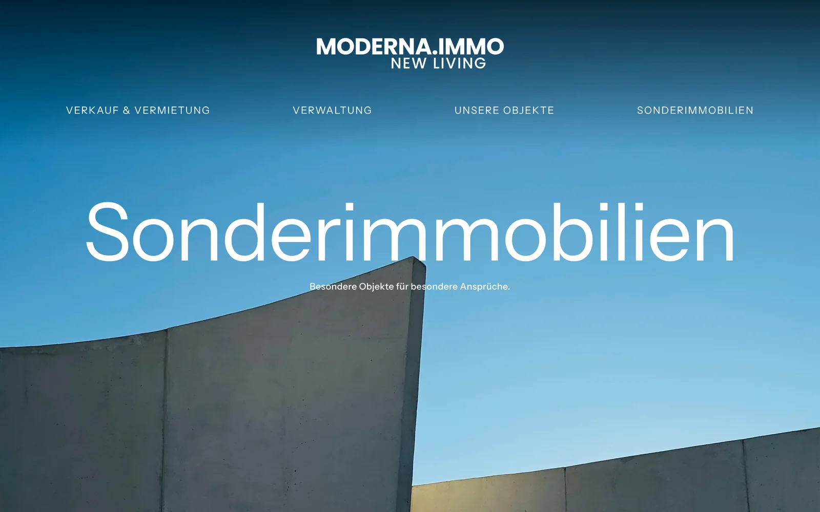 Seite Sonderimmobilien: Architektur vor blauem Himmel