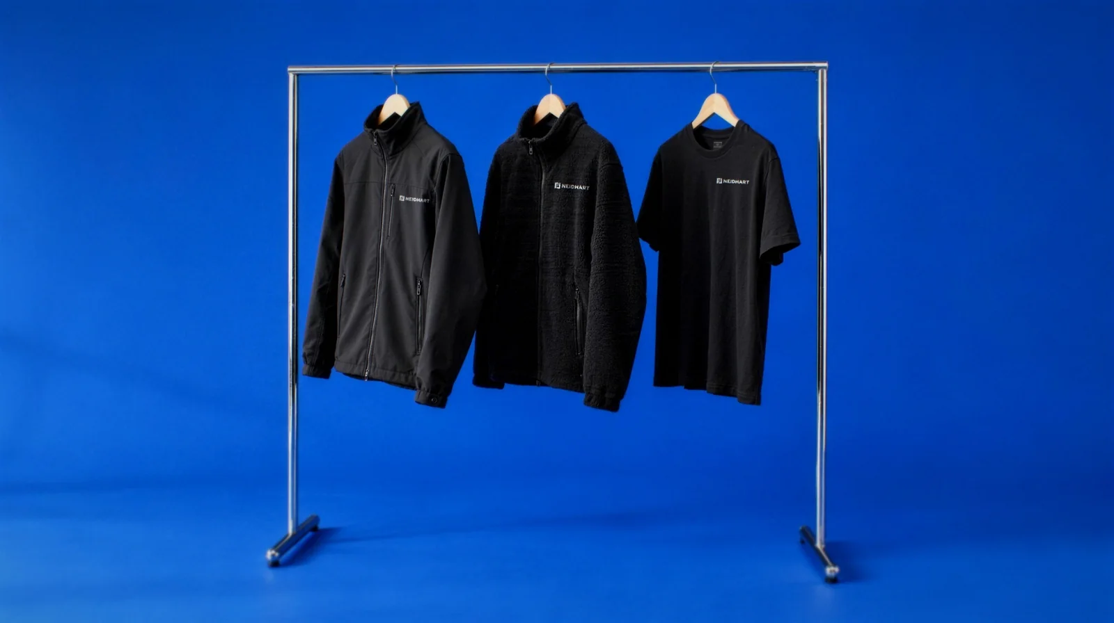 Softshell, Fleece und T-Shirt auf einer Kleiderstange
