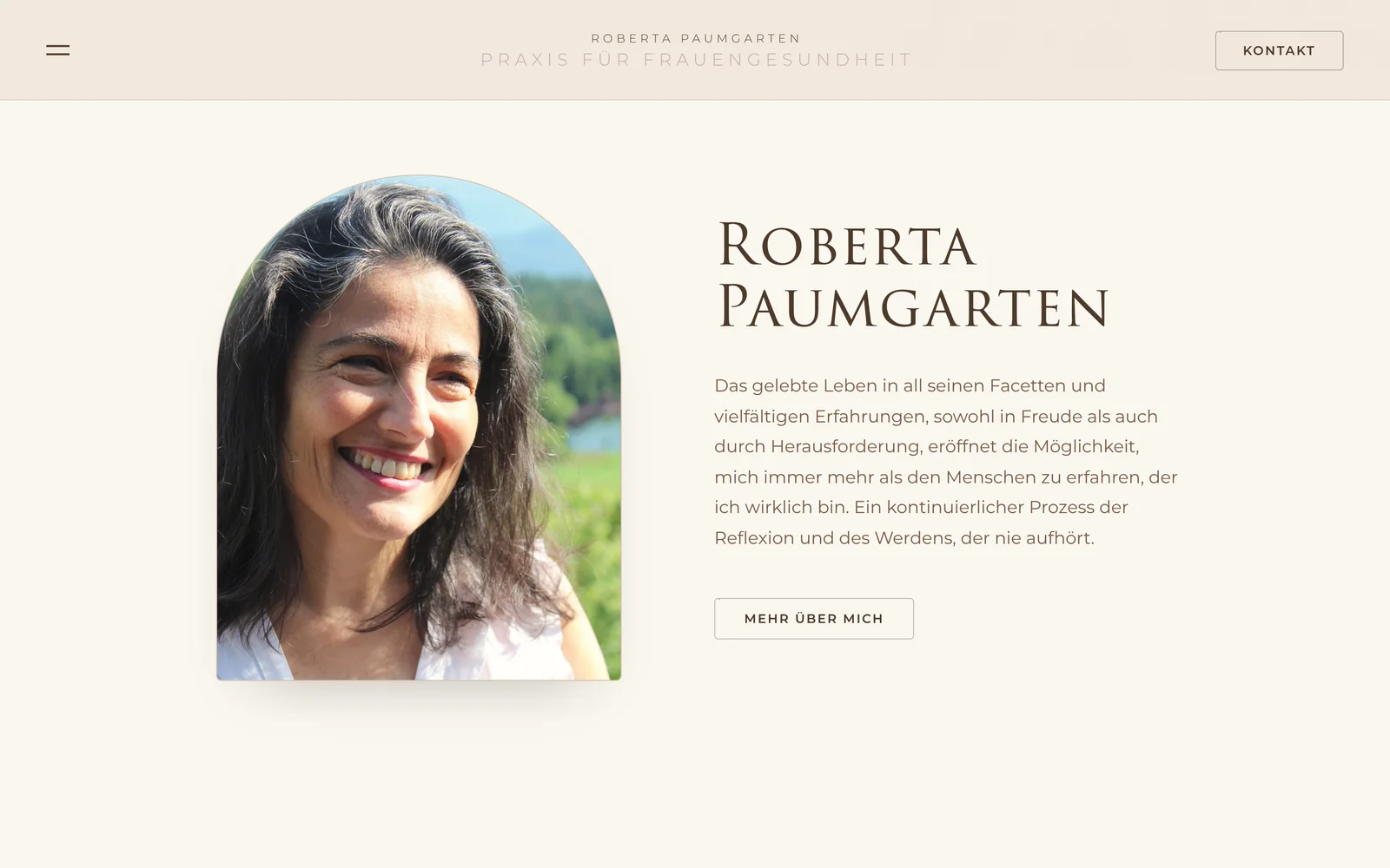 Startseite: Porträt von Roberta Paumgarten im Bogen, daneben ein kurzer Text über sie