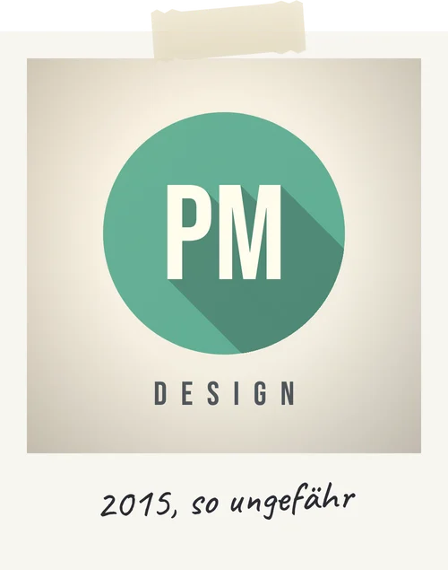 Polaroid, mit Klebeband aufgeklebt, mit einem Logo im Stil von 2015: weiße Initialen PM auf türkisem Kreis mit langem Schatten, darunter DESIGN. Handschriftlich: 2015, so ungefähr.